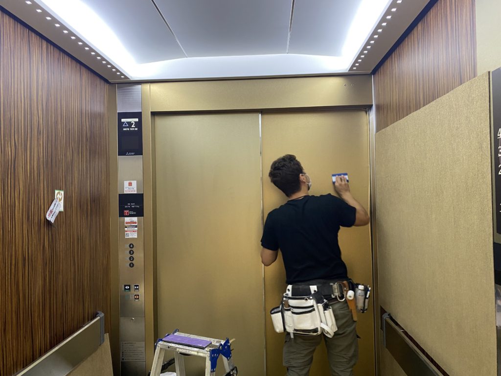 エレベーターのダイノックシート貼り