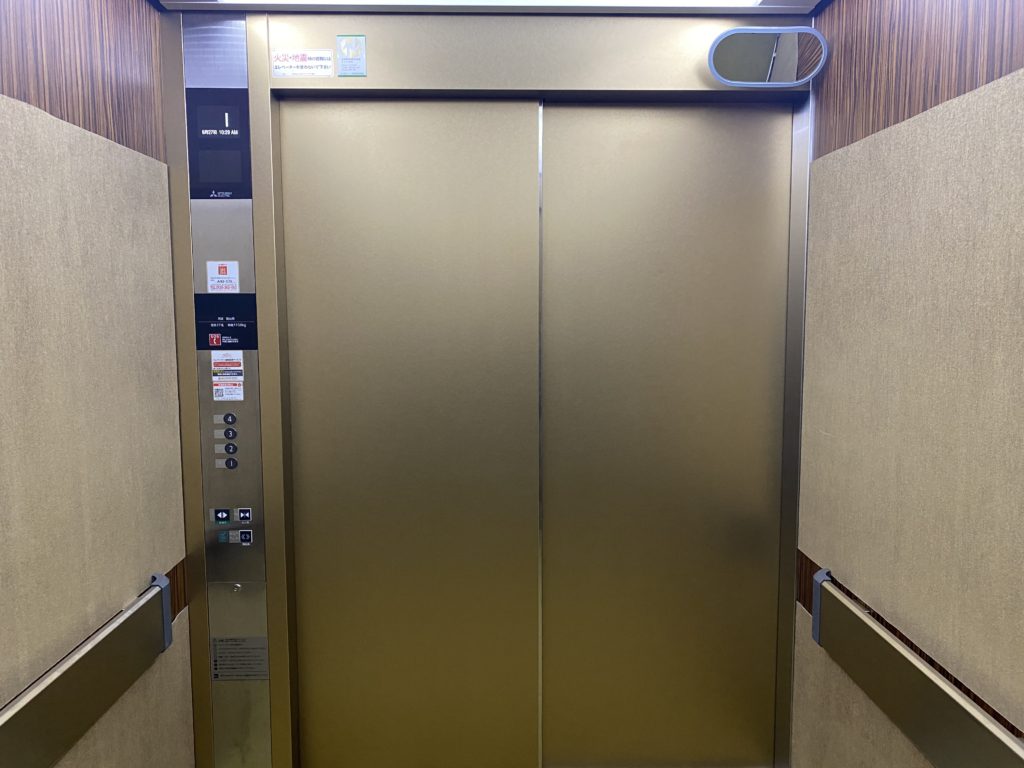 エレベーターのダイノックシート貼り